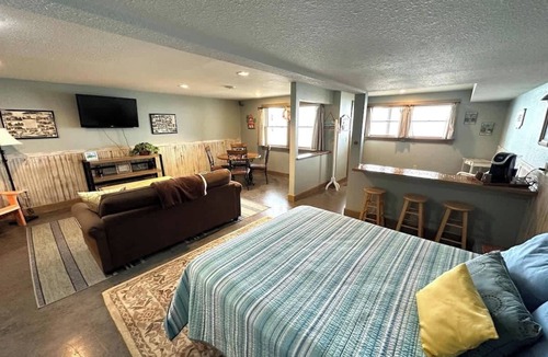 Geneva-on-the-Lake House | The Sunset Cottage - Lakefront with Private Beach
