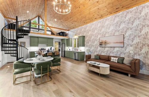 Cleveland Cabin | The Tallulah Cabin | 37 Acres | Hot Tub | 2 Kings | Pickleball | Mountain Views | <30 minutes to Helen | Book Multiple Cabins for Larger Groups