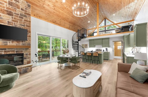 Cleveland Cabin | The Tallulah Cabin | 37 Acres | Hot Tub | 2 Kings | Pickleball | Mountain Views | <30 minutes to Helen | Book Multiple Cabins for Larger Groups