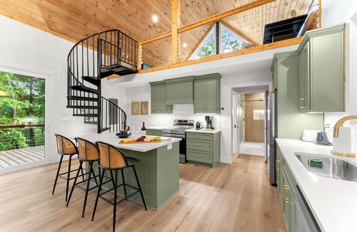 Cleveland Cabin | The Tallulah Cabin | 37 Acres | Hot Tub | 2 Kings | Pickleball | Mountain Views | <30 minutes to Helen | Book Multiple Cabins for Larger Groups