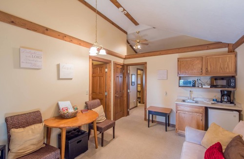 Fredericktown Cabin | The Tranquility Suite is a private cabin suite at Heartland Country Resort