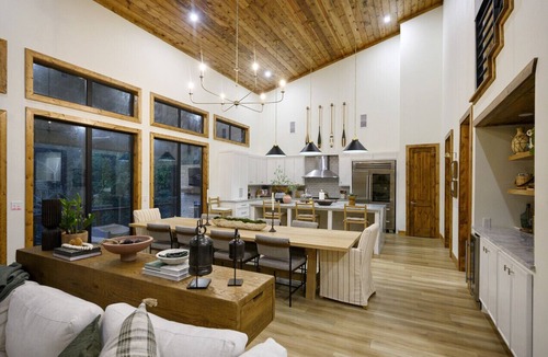 Broken Bow Cabin | The Treehouse River | Riverfront Broken Bow Cabin with Hot Tub, Fire Pit & Grill