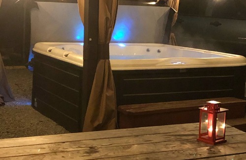 New Eucha Cabin | The Wilderness Romance Retreat - Cave , Luxury Hot Tub, Hiking ,420-friendly !