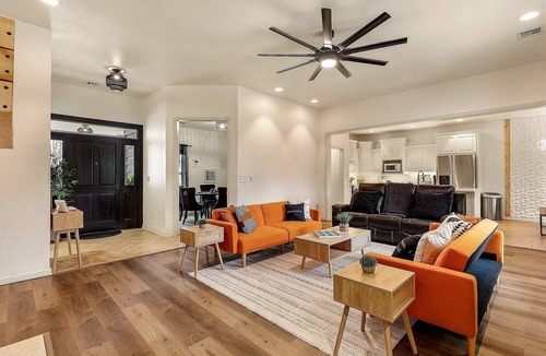 Catoosa House | The Woodbriar, close to Hard Rock Casino, downtown Tulsa/BOK + patio w/fire pit