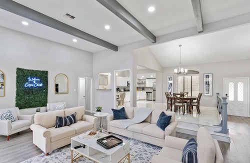 South Side House | This fully renovated 3BR | 2BA home (2,000+ sq ft) offers the perfect mix of modern design, comfort, and space—ideal for families, groups, or extended stays. 🛏️ Bedrooms & Sleeping Spaces 2 King bedrooms 👑 1 Queen bedroom 🛌 1