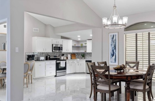 South Side House | This fully renovated 3BR | 2BA home (2,000+ sq ft) offers the perfect mix of modern design, comfort, and space—ideal for families, groups, or extended stays. 🛏️ Bedrooms & Sleeping Spaces 2 King bedrooms 👑 1 Queen bedroom 🛌 1