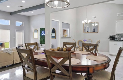 South Side House | This fully renovated 3BR | 2BA home (2,000+ sq ft) offers the perfect mix of modern design, comfort, and space—ideal for families, groups, or extended stays. 🛏️ Bedrooms & Sleeping Spaces 2 King bedrooms 👑 1 Queen bedroom 🛌 1