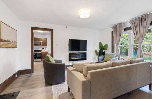 Westside Apartment | Thoughtfully Designed and Fully Equipped