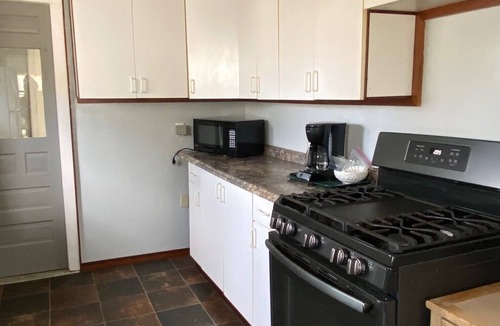 Geneva-on-the-Lake House | Tiffany's Cottages Wildare: GOTL Strip, Pool, Golf Course, WiFi, A/C, Sleeps 8