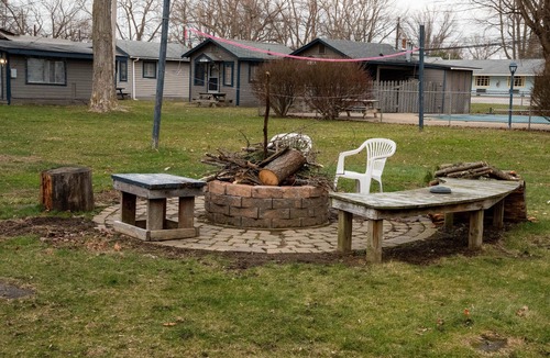 Geneva-on-the-Lake House | Tiffany's Cottages Wildare: GOTL Strip, Pool, Golf Course, WiFi, A/C, Sleeps 8