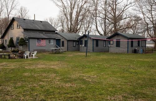 Geneva-on-the-Lake House | Tiffany's Cottages Wildare: GOTL Strip, Pool, Golf Course, WiFi, A/C, Sleeps 8