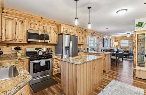 Ashtabula Cabin | Timber Tides-Lake Front/HotTub/6 Min to GOTL Strip