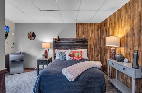 Ellicottville Cabin | Timberline Lodge - Downtown Ellicottville - Room 200