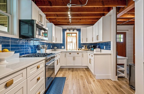 Falmouth Foreside House | Titan at Town Landing - Roof Deck, Lap Pool, 15 Mins to Portland, Dog Friendly