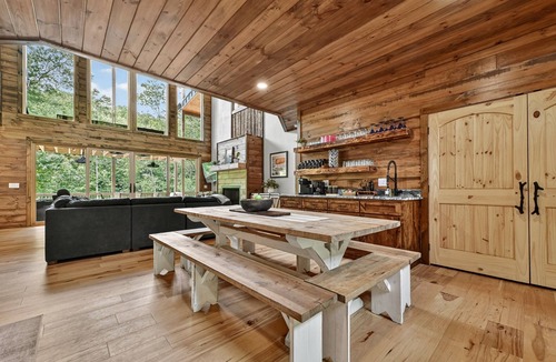 Mineral Bluff Cabin | Toccoa Riverfront * Flat Yard * Walk-In Fishing * Riverside Hot tub * River Deck