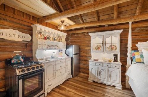 Rudy House | Too cute-Queen-Log cabin charm-Kitchen-The Happy Hound