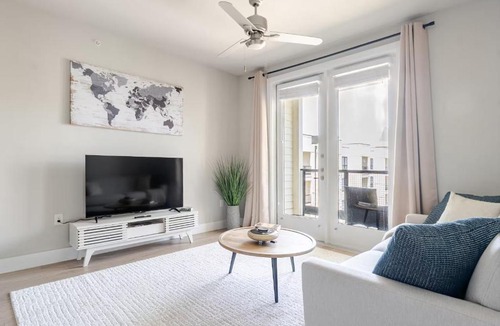 Frisco Apartment | Top-Floor Luxury Retreat, King Bed, Full Kitchen, Private Balcony