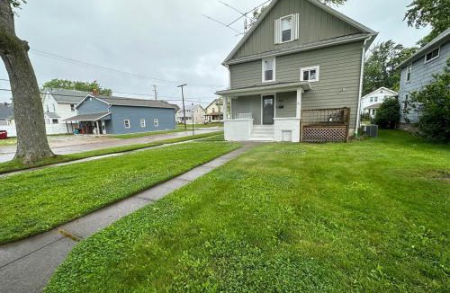 Fairport Harbor House | Totally renovated large family getaway! King bed