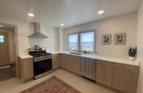Fairport Harbor House | Totally renovated large family getaway! King bed
