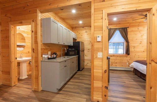 Bethlehem Cabin | Townhome Two Kings Each Floor White Mountains