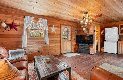 Franklin Cabin | TRAILS & TRANQUILITY - Cozy Cabin on 30 Acres