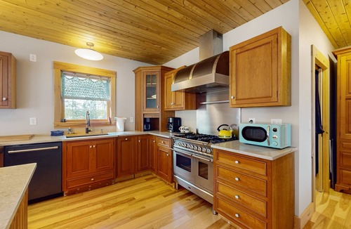 Northeast Somerset House | Tranquil Lakefront Retreat with Breathtaking Views and Cozy Firepit