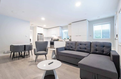 White Rock House | Tranquil & Modern: Close to Promenade & Pier ~ Pkg