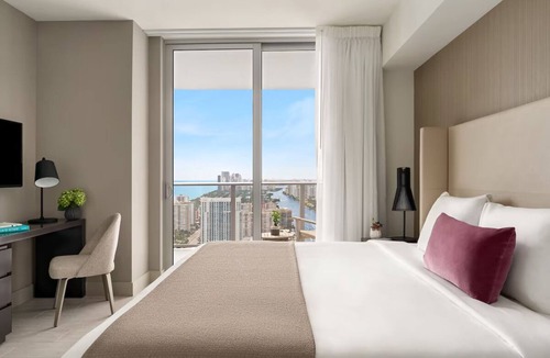 Hollywood South Central Beach Apartment | Travel Destination! 4 Relaxing Units, Kitchen, Pool, Walk to Hallandale Beach