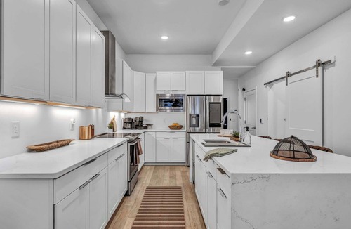 Tremont House | Tremont Modern Stay | Gym + Sleeps 8