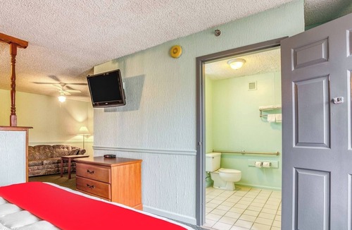 South Tulsa Hotel | Tulsa King Bed Stay Ideal for Exploring Local Parks, Trails & Landmarks