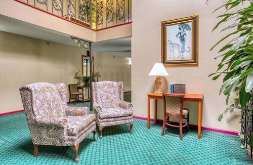 South Tulsa Hotel | Tulsa King Bed Stay Ideal for Exploring Local Parks, Trails & Landmarks