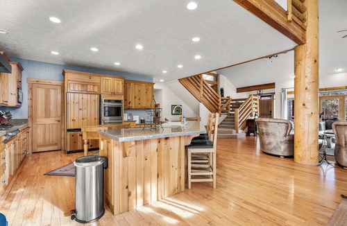 Deer Valley House | Ultimate DV Rental Home! Free Shuttle! Sleeps 15, Hot Tub, Pool Table! 5 Star!