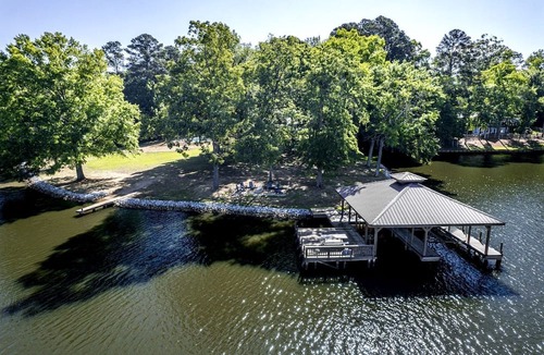 Milledgeville Cabin | Ultimate Lakefront Cabin with Outdoor Pool in Georgia