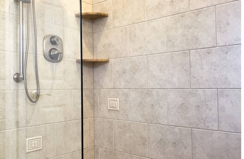 Geneva House | Ultimate Wine Country Retreat | Hot Tub, Arcade, and Mins to Spire and Winery!