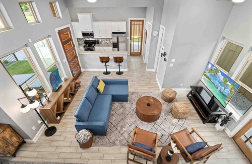 West Dallas House | Ultra-modern two-story Dallas home with soaring ceilings, indoor/outdoor living, three bedrooms with walk-in closets, smart TVs, cooling memory foam mattresses, city skyline views, and a quiet, private setting near Trinity Groves.