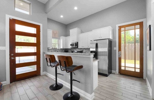 West Dallas House | Ultra-modern two-story Dallas home with soaring ceilings, indoor/outdoor living, three bedrooms with walk-in closets, smart TVs, cooling memory foam mattresses, city skyline views, and a quiet, private setting near Trinity Groves.