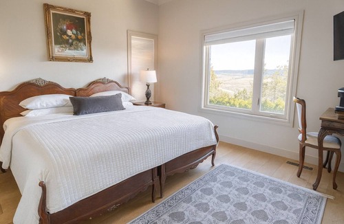 Dilworth Mountain Estates Bed & Breakfast | Under The Tree B&B