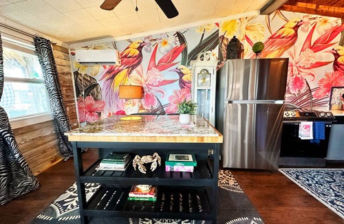 Surfside Beach Apartment | Unique charming coastal cottage