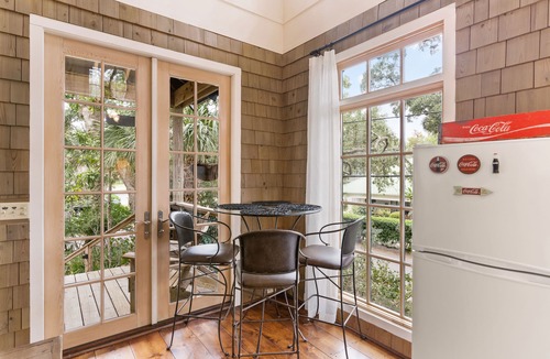 King City House | Unique Treehouse near the Village sleeps 6 guests