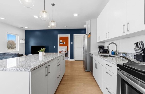 Little Italy Apartment | University Circle | Sleeps 6, Free Park, W/D & GYM