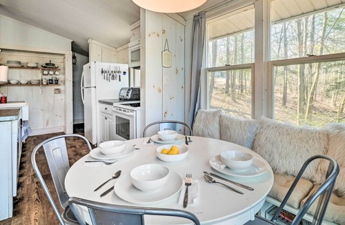 Queen Cabin | Unplugged Mountain Retreat with Porch Swings!