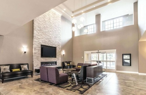 Arlington Hotel | Unwind & Explore: Stay Steps from Thrills at Six Flags, Cowboys Stadium!