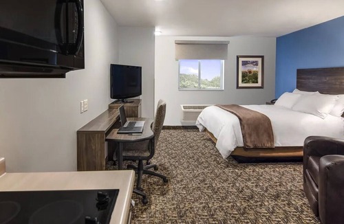 Moab Hotel | Unwind in Moab's Embrace – Comfortable Room with Kitchen and Pet-Friendly