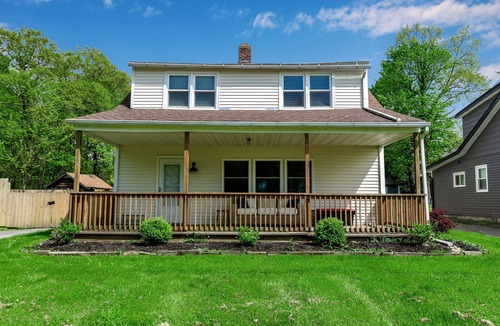 Lake Erie Beach Cottage | Updated 3 bedroom Lake Erie cottage steps from the water