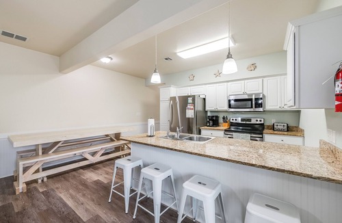 Corpus Christi House | Updated Coastal Duplex | Heated Pool & Walk to the Beach