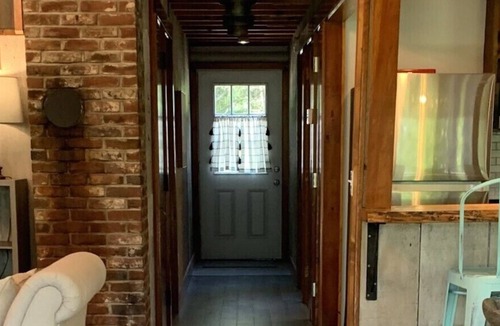 East Boothbay Cabin | Updated vintage log cabin near Ocean Point