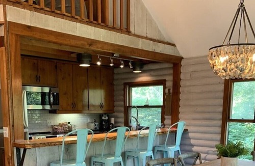 East Boothbay Cabin | Updated vintage log cabin near Ocean Point