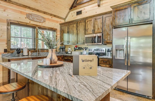 Broken Bow Cabin | Upscale Broken Bow Cabin: Hot Tub & Fishing Pond!
