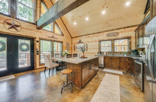 Broken Bow Cabin | Upscale Broken Bow Cabin: Hot Tub & Fishing Pond!