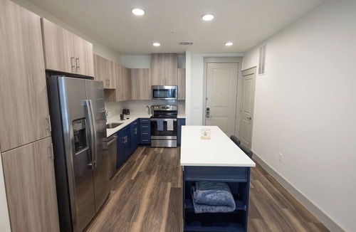 Addison Apartment | Urban 1-bedroom apartment in Addison with WiFi, AC & Reserved Parking